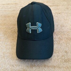 Hunter green fitted Under Armour hat- excellent condition! S/M